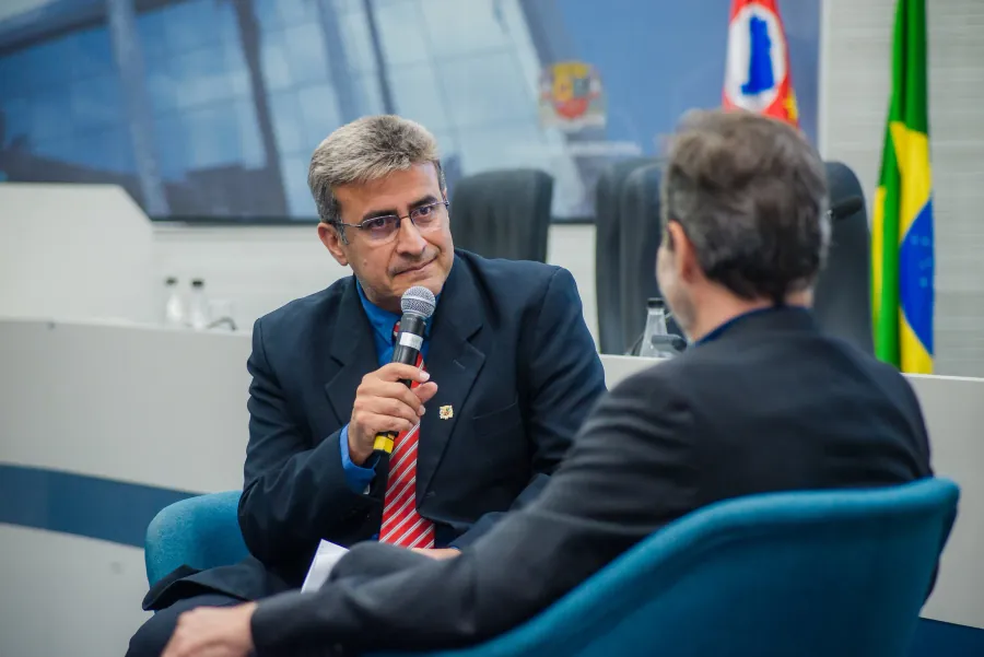 Carlos Abranches com microfone